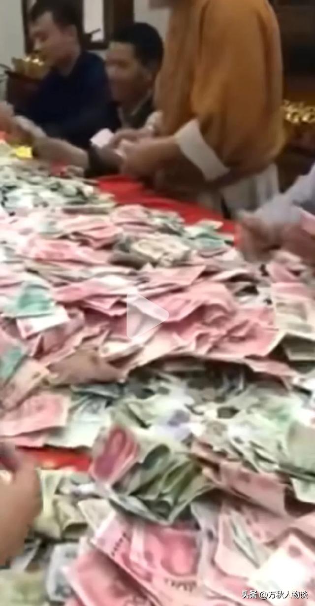 灵隐寺被骂上热搜，知情人爆料：一群和尚围着长条桌，上面堆满钱