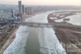松花江哈尔滨段冰雪开始消融图片