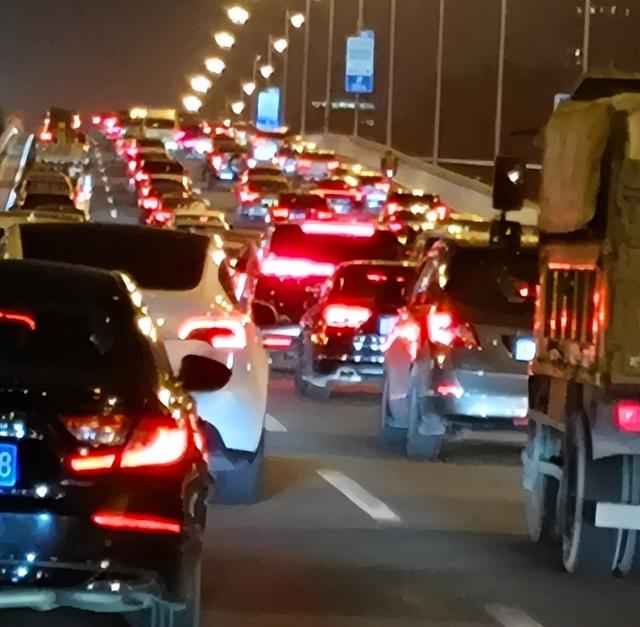 合肥的环巢湖大道，应该拓宽，不然：节假日太堵了！