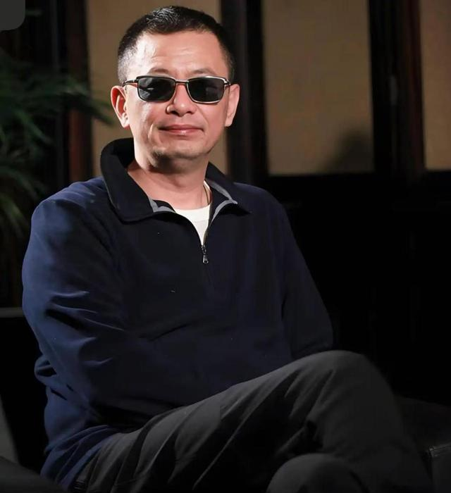 陪玩陪睡只是开胃菜。组团开嫖、目无王法、舔手指，演都不演了