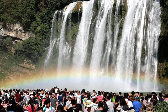 经济下行期，旅游咋还火出圈了？