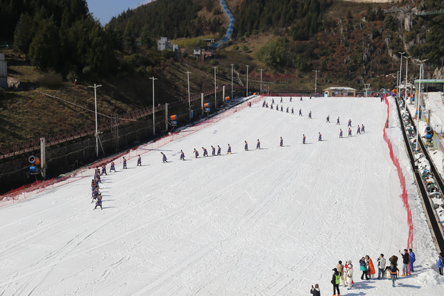 钟山区打造“南国雪乡” 梅花山滑雪场升级开启四重体验