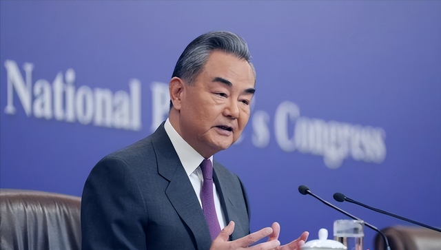 李在明拒绝出席中国阅兵，王毅挂断电话，送了韩国一句话