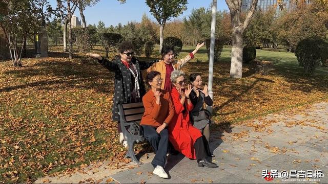 层林尽染、舞姿翩跹！昌吉滨湖河中央公园秋日美景与市民欢颜相映成趣
