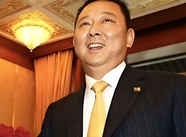 最牛黑老大！与12名女星有染，一顿饭上百万，被捕时：谁敢治我罪