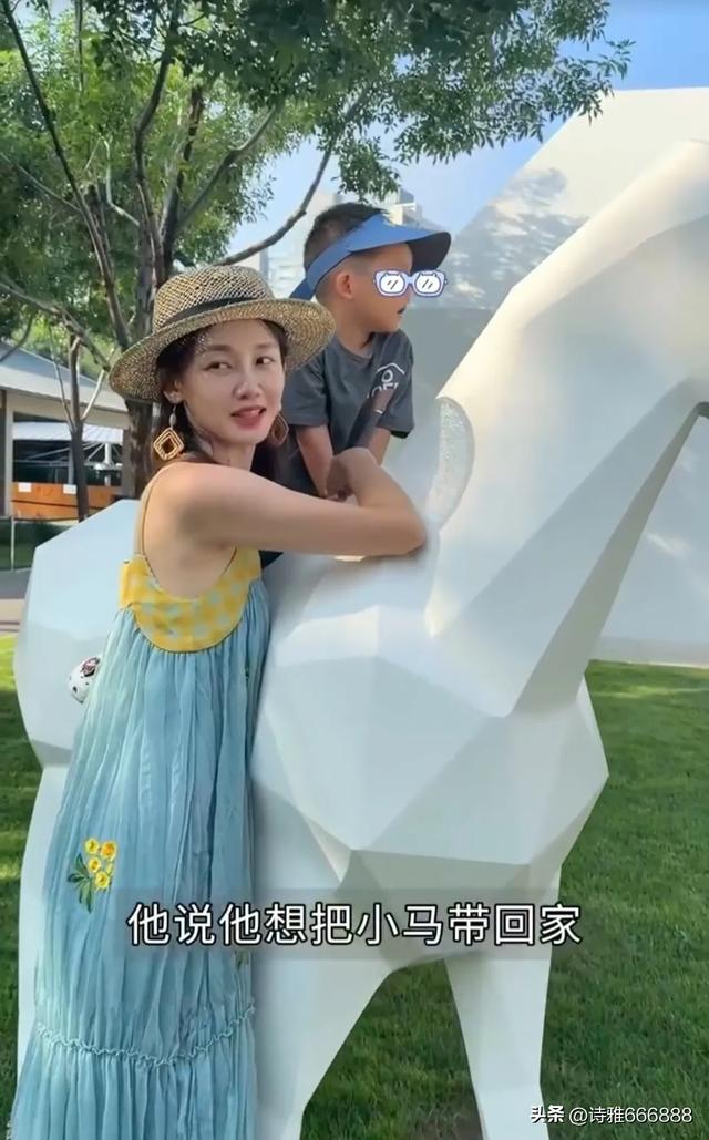 郑恺和苗苗暑假带儿女去阿那亚旅游，一家人幸福感都溢出屏幕了！