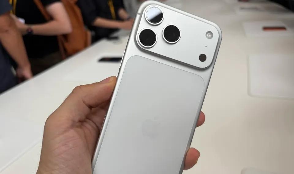 iPhone 17 使用体验 256GB存储 120Hz高刷屏 _ A19芯片流畅度 3000尼特亮度 陶瓷晶面板耐用性 _苹果17