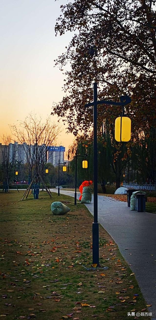 诗一首:日落咸阳湖