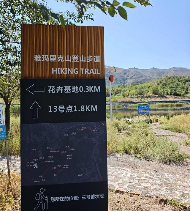 乌市雅山西边有个三号蓄水池，沿着登山步道过去，那里悠然见雅山