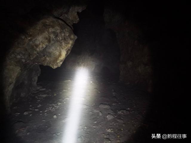 一个洞内烟云氤氲的躲匪洞，一个白练如幕的暗河瀑布
