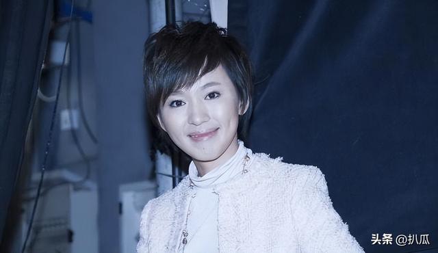 她曾是上海台主持人，如今在仓库打包卖水果，单身带儿子独自生活