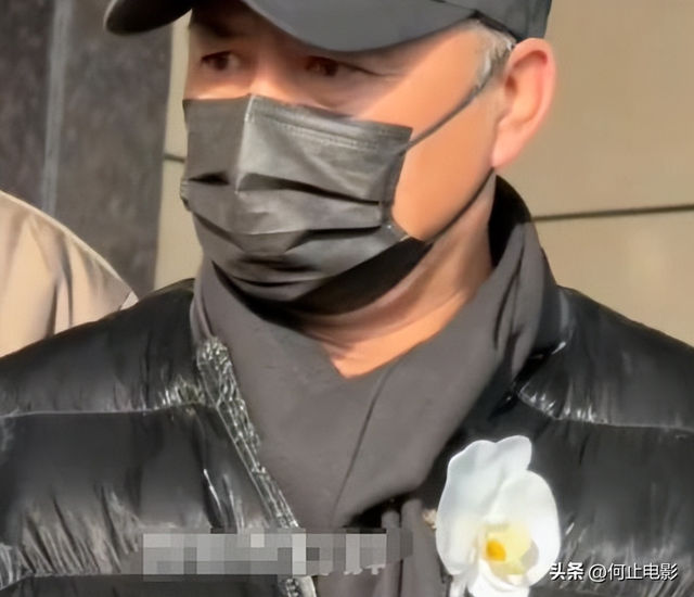 何晴葬礼结束，许亚军美国陪小儿子神情不见悲伤，评论区骂声一片