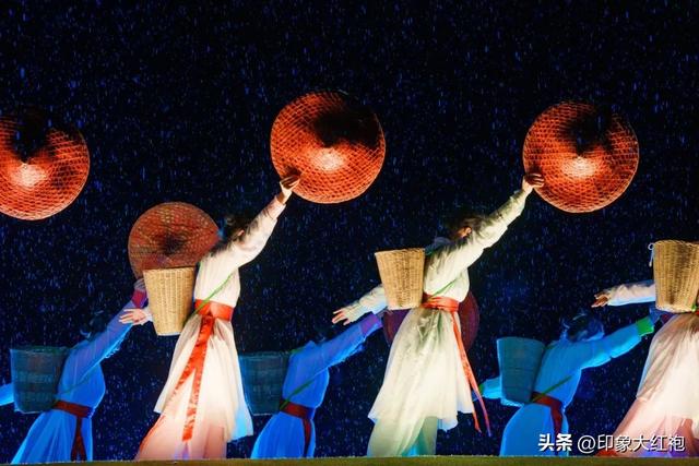 火力全开！印象大红袍上演一夜四场，雨打不散的热爱！