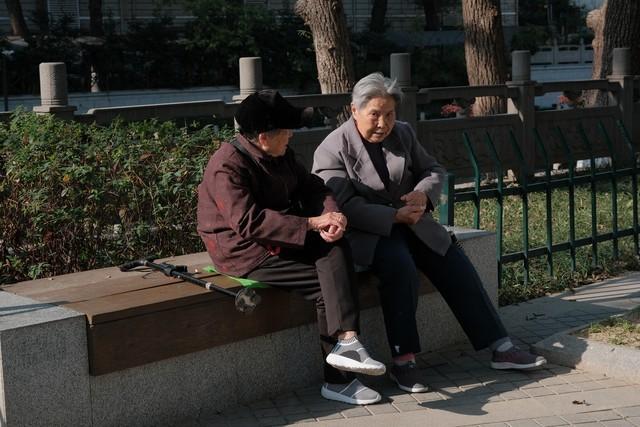 95年我替女老师搬家，不小心碰到她腰，她脸红：你故意的吧
