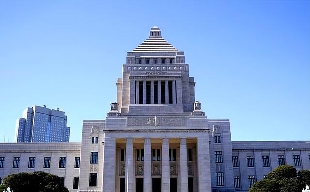 高市早苗拒不撤回！中方突然改口，刚发出最后通牒，日敢插手就打