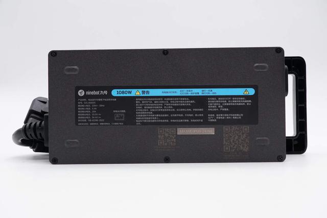 非大型切割机搞不定这大块头！九号1080W ebike新国标充电器拆解
