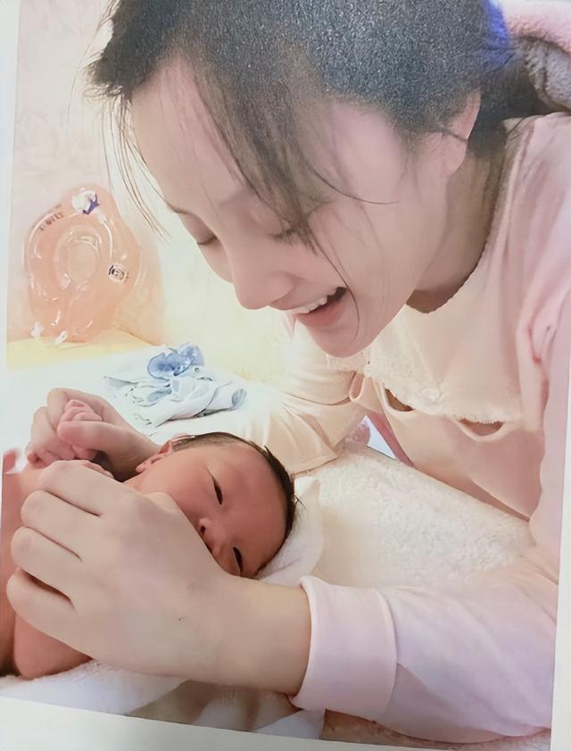 李小璐也没想到，自己辛苦养大的女儿甜馨，竟给贾乃亮做了"嫁衣"