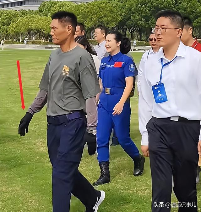 王浩泽参加东南大学开学礼，安保陪同，眼尖网友：有防刺手套！