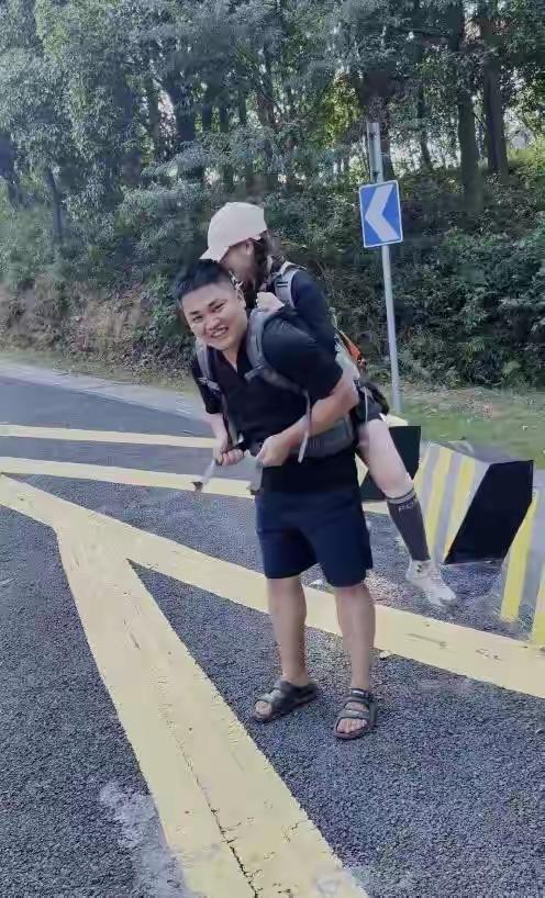 广东女子登山脚崴，被陌生小伙背40分钟下山，恶心的一幕却出现了