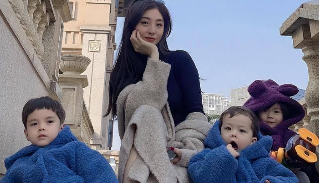 “买英国精子生3娃	”的山东女人，8年后现状曝光！如今她后悔不？