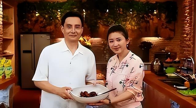 他被谢霆锋打成重伤，发妻6次流产绝情离开，如今街头卖卤肉为生