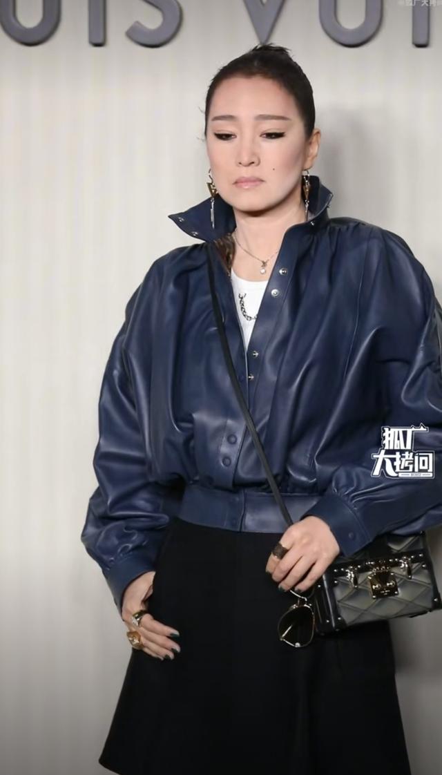 这一夜，全程冷脸、穿蓬蓬裙的巩俐	，让所有人见识了她的江湖地位