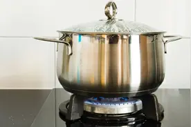 燃气灶的风门怎么调节？遇到红火、黄焰可尝试调节风门来解决图片