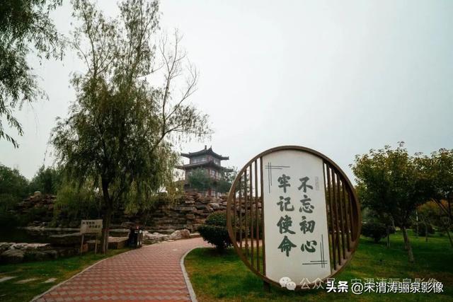 陕西渭南：人和公园亭台楼阁 秋色宜人 风光无限好