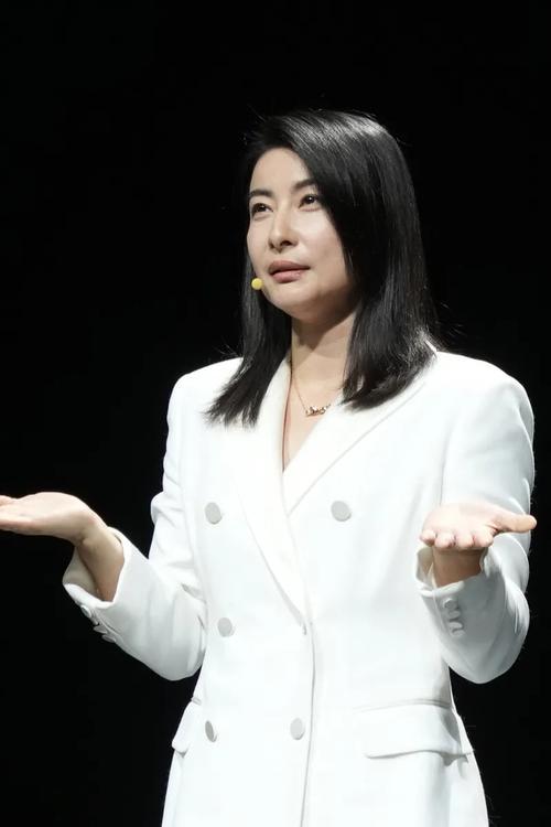 44岁郭晶晶北京出席活动，化淡妆留卷发贵气逼人，发言气场超强