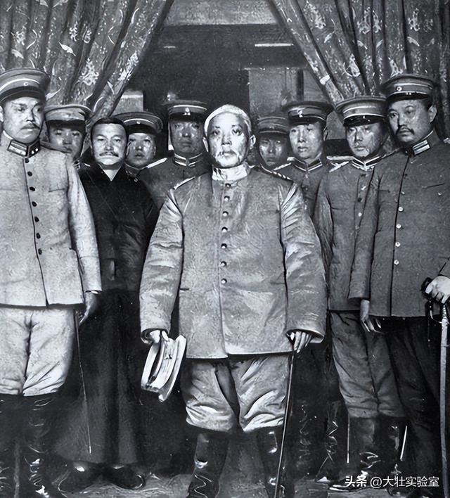 袁世凯的真实老照片：穿龙袍坐龙椅接受朝拜，姨太太确实漂亮！