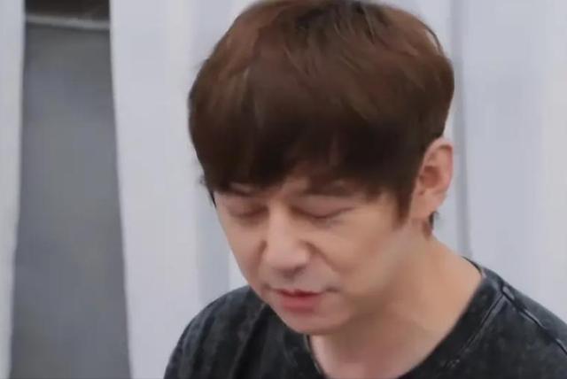 51岁主持人何炅：无妻无女、与保姆相伴，如今终于与自己和解