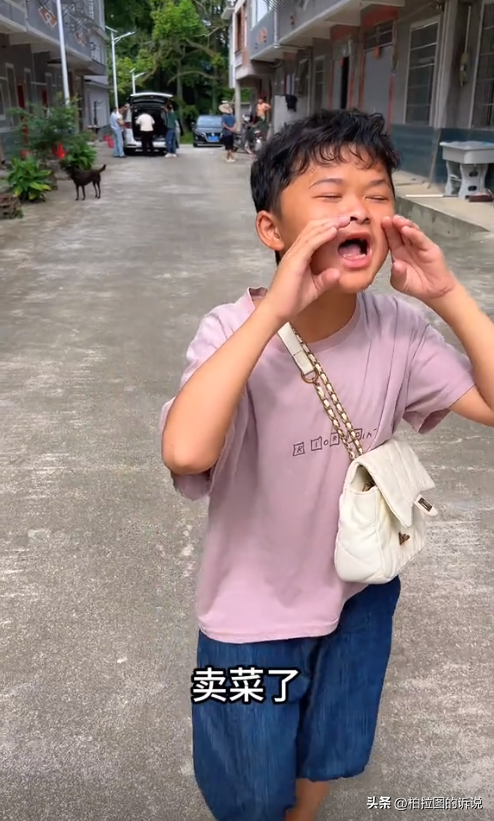 小马云十年后长大，现在跟着表哥拍视频为生，梦想是娶媳妇