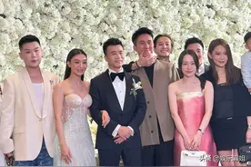 王嘉尔参加温州朋友婚礼，亲昵地和小朋友互动，还掰了权哥的下巴图片