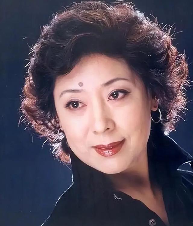 她与王星军离婚34年后，带着儿子嫁高官，70岁住养老院，让人心疼