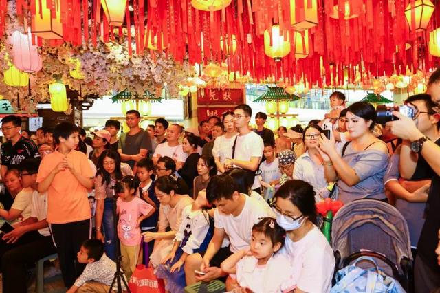 正佳广场上演“月光下的艺术狂欢”，民乐巡游轮番登场