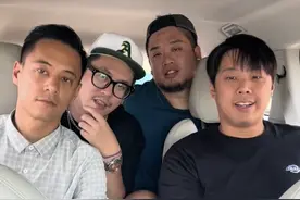 蒋家第四代蒋友青回老家奉化！和模仿曾祖父的人合影，赞祖国美好图片