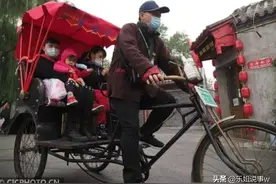 北京街头上大量的人力三轮车闪亮登场，真是太搞笑了图片