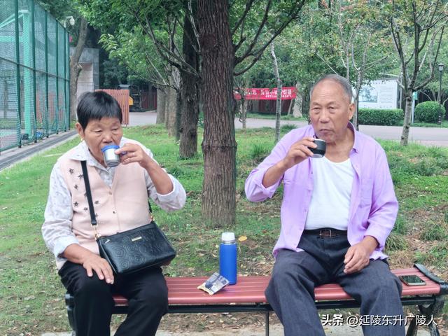 国庆假期中，陪父母逛白沙公园，欧式城堡，濯锦园，宇宙舞厅