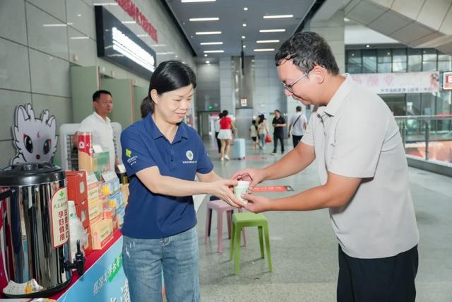 出站秒变蟳埔女！泉州动车站惊现「丰泽有戏非遗快闪」，更有惊喜见面礼