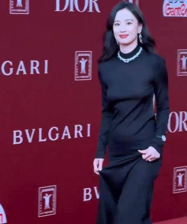 32岁李梦真空上阵，几乎透明，这跟不穿有啥区别？网友直呼太辣眼