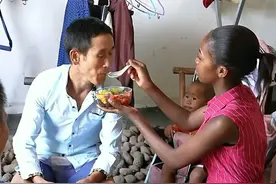 菲利丝老公杜兵，面对镜头越来越自信从容了图片