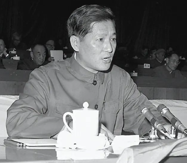 他曾担任3个直辖市市委书记，40岁官至副国级，43岁粉碎重大阴谋