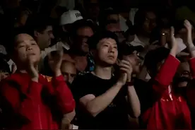 樊振东4:3逆转张本智和绝境逢生式晋级，看台上马龙一直没坐下!图片