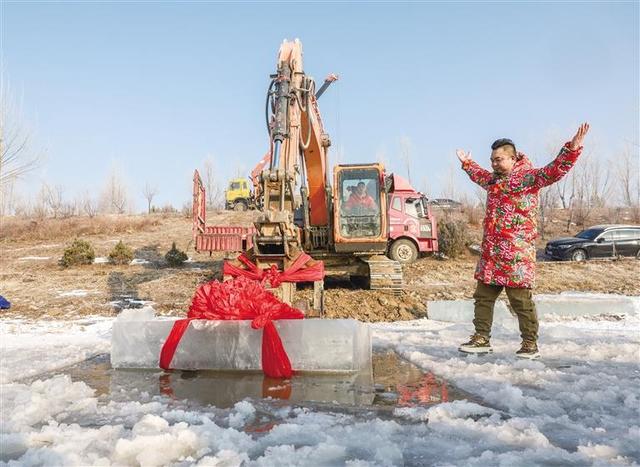 大黑河上采“头冰” 开启欢乐冰雪节