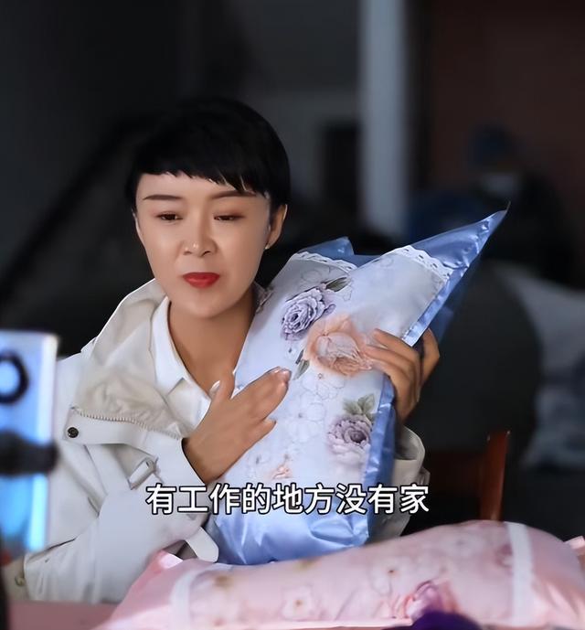 不装了！贺娇龙葬礼炸出"牛鬼蛇神"，恶心的事发生	，结果大快人心