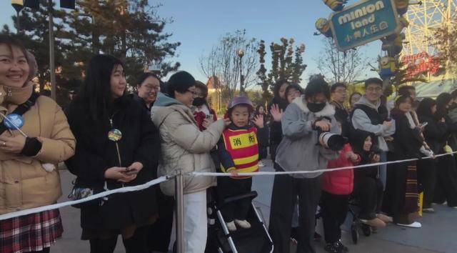 【我们的环球嘉年华】当花车巡游遇上逆行英雄！北京环球度假区上演最“燃”消防宣传