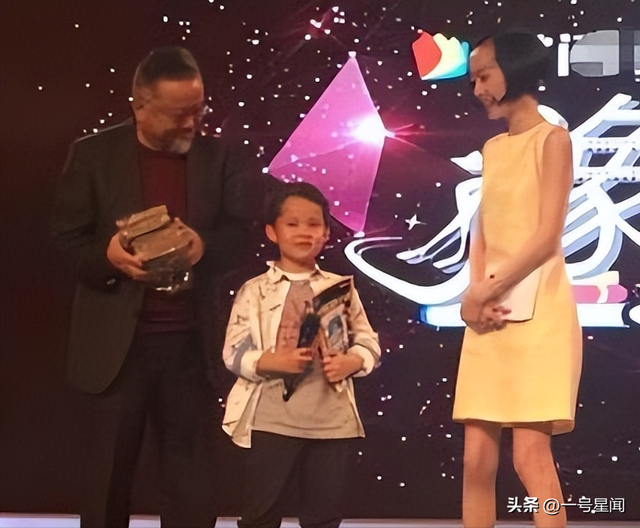 “国家一级演员”王刚，三婚娶小20岁女粉丝，60岁得子