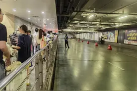人等车，崩溃！车等人，煎熬！上海虹桥站打车，乘客司机都在抱怨：苦苦苦图片