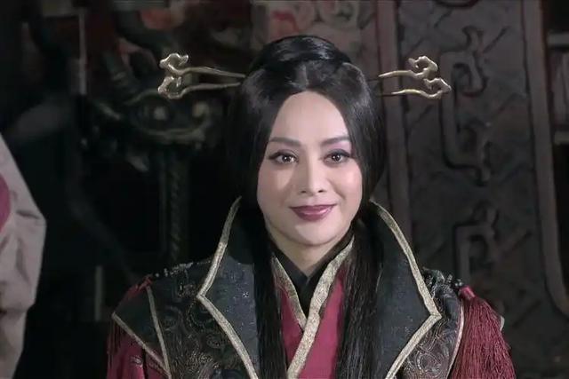 她陪他睡了30年，生下2个儿子，最后却亲手将他毒杀在自己寝宫里