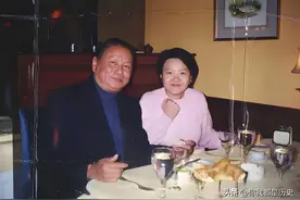 1995年，洪晃和父亲洪君彦的一张合影，两人容貌神似！图片
